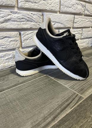 Кросовки  nike  cortez  basic  leather  se ( gs )  aa3043 - 001 ( жіночі)