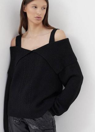 Чёрный женский свитер с открытыми плечами