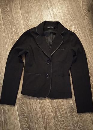 Стильний класичний піджак жакет