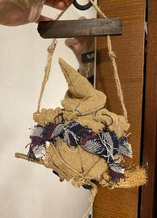 Баба яга ведьма на метле талисман