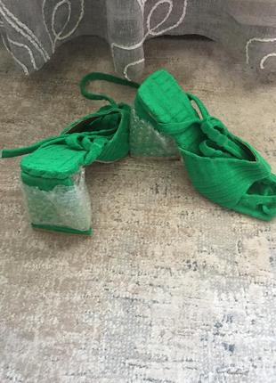 Босоніжки на каблуці