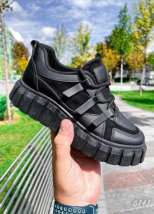 Кросівки жіночі