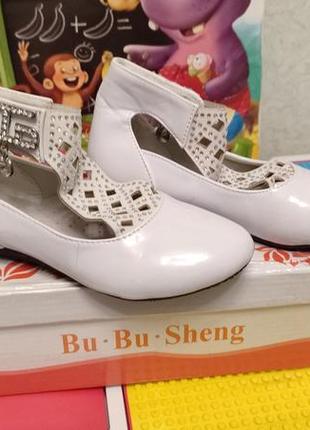 Нові туфлі білі лакові для дівчинки на танці, дефіле