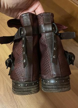 Стильні демісезонні черевики ботінки з пряжками forever folie козаки байкерські бургунді марсала байкерскі5 фото