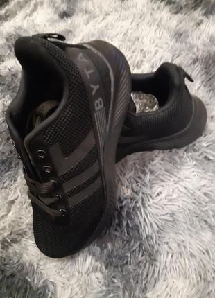 Кросівки жіночі