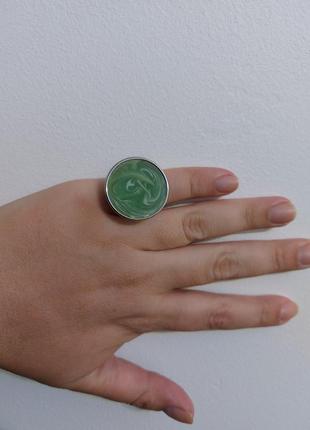 Кольцо с крупной печаткою зелёная эмалью , новое, бижутерия, диаметр печатки 2.7см размер 17