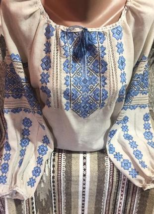 Стильна жіноча вишиванка на сірому льоні ручної роботи. ж-2321
