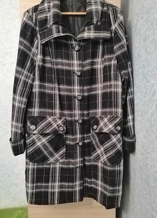 Елегантне пальто у клітинку середньої довжини