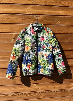 Яскрава куртка