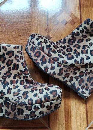 Леопардові чобітки  на танкетці