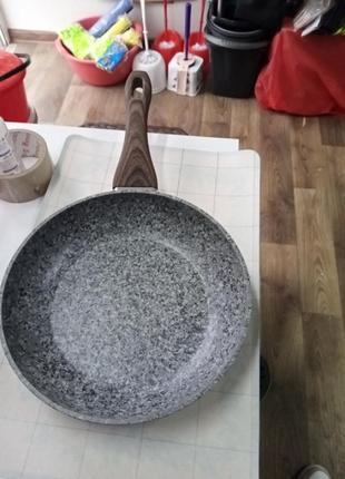 Сковородка з гранітним покриттям styleberg 24 см