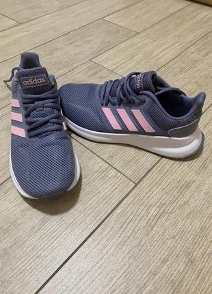 Adidas кросівки2 фото