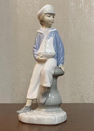 Фарфоровая статуэтка lladro «мальчик с корабликом».