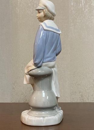 Фарфоровая статуэтка lladro «мальчик с корабликом».3 фото