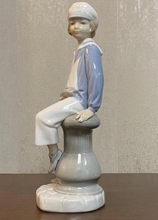 Фарфоровая статуэтка lladro «мальчик с корабликом».2 фото