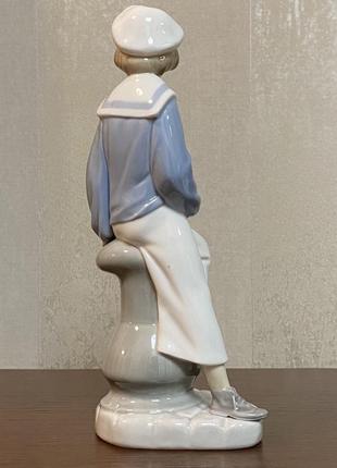 Фарфоровая статуэтка lladro «мальчик с корабликом».4 фото