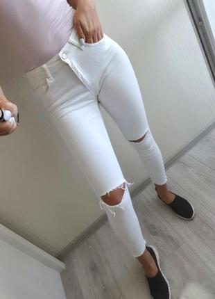 Белые джинсы с прорезями на коленях в обтяжку скини1 фото