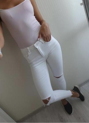 Белые джинсы с прорезями на коленях в обтяжку скини3 фото