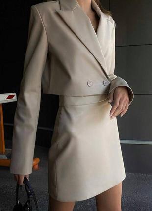 Шкіряний костюм: спідниця + вкорочений піджак1 фото