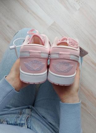 Nike air jordan retro 1 low pink white жіночі рожеві кросівки найк джордан пудрові стильные розовые кроссовки скидка знижка5 фото