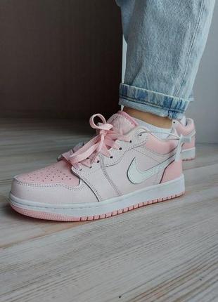 Nike air jordan retro 1 low pink white жіночі рожеві кросівки найк джордан пудрові стильные розовые кроссовки скидка знижка8 фото