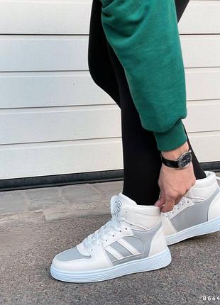 Високі кросівки