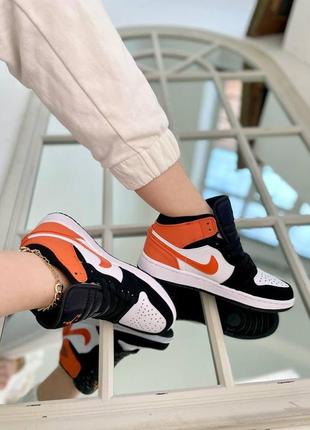 Жіночі кросівки nike air jordan 1 retro mid black orange white

женские кроссовки найк1 фото