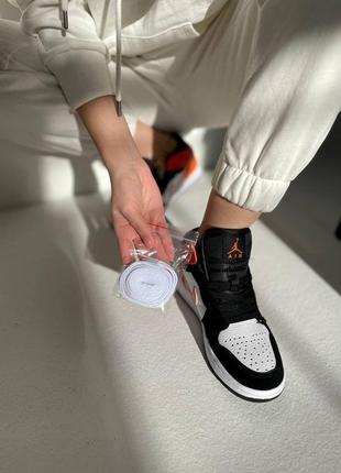 Жіночі кросівки nike air jordan 1 retro mid black orange white

женские кроссовки найк4 фото