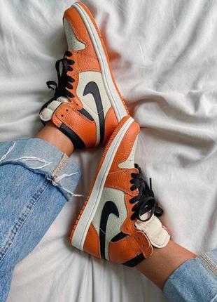 Жіночі кросівки nike air jordan 1 retro high orange white black

женские кроссовки найк2 фото