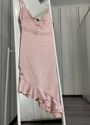 Платье розовое с кружевами