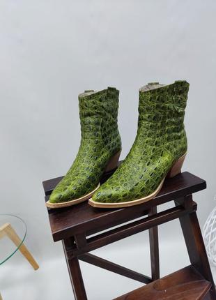 Екслюзивные ботинки казаки из натуральной итальянской кожи рептилия зелёные3 фото