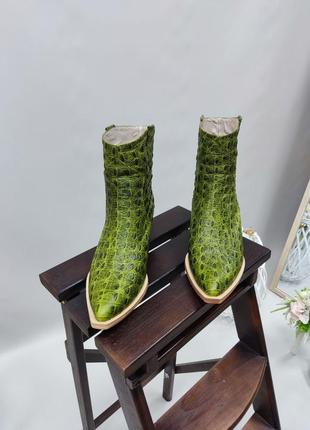 Екслюзивные ботинки казаки из натуральной итальянской кожи рептилия зелёные4 фото