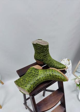 Екслюзивные ботинки казаки из натуральной итальянской кожи рептилия зелёные5 фото