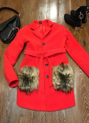 Стильне і круте яскраво червоне пальто з хутряними кишенями польща3 фото