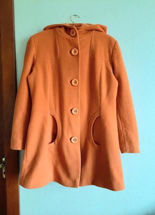Оранжевое шерстяное пальто с капюшоном