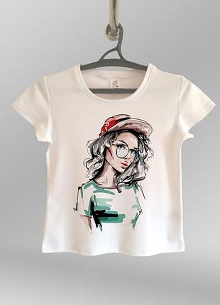 Жіноча футболка з принтом дівчина в окулярах