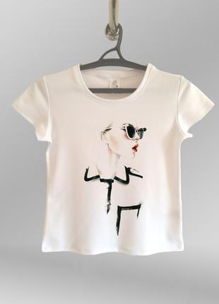 Жіноча футболка з принтом дівчина в окулярах