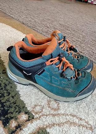 Міцні кросівки кроссовки