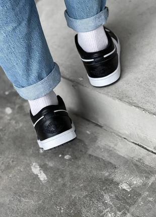 Жіночі кросівки nike air jordan 1 low black white

женские кроссовки найк джордан2 фото