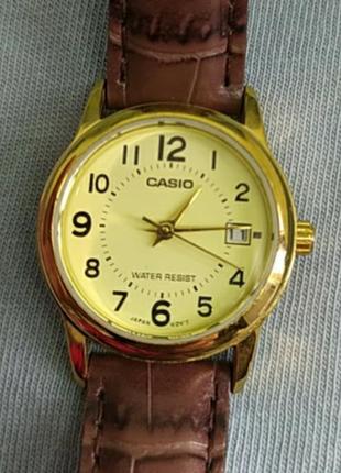 Часы женские кварцевые наручные от casio золотого цвета.