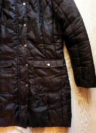 Черная длинная куртка деми с искусственным мехом капюшоном карманами пуховик пальто7 фото