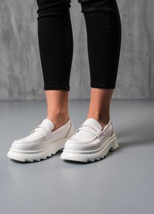 Стильные броги, туфли женские белые лаковые, лакированные без шнурков демисезонные, деми, осенние, весенние (осень, весна 2022-2023)9 фото