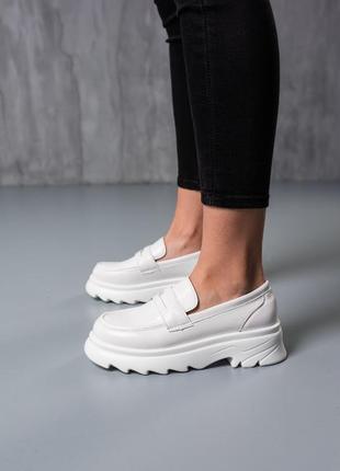Стильні броги,туфлі жіночі білі лакові, лаковані без шнурков демісезонні,демі,осінні,весняні (осінь,весна 2022-2023)