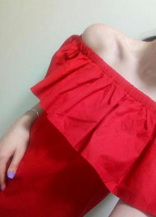 Платье с открытыми плечами красное1 фото