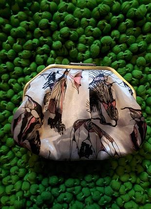 Неймовірна об'ємна косметичка.