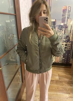 Бомбер куртка