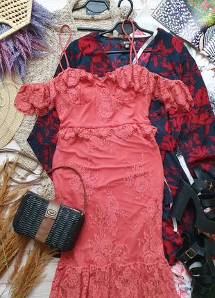 Вечернее приталеное кружевное платье с рюшами и кружевом10 фото