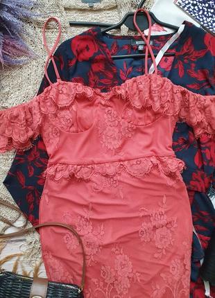Вечернее приталеное кружевное платье с рюшами и кружевом3 фото