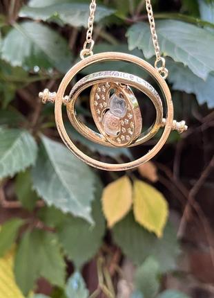 Маховик времени золотой с жёлтым песком, вращается, на цепочке, кулон, подвеска