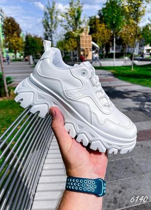 Белые кроссовки на платформе